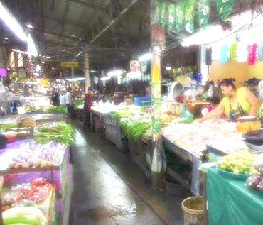 チェンマイ市内半日昼食付き観光巨大マーケットを散策